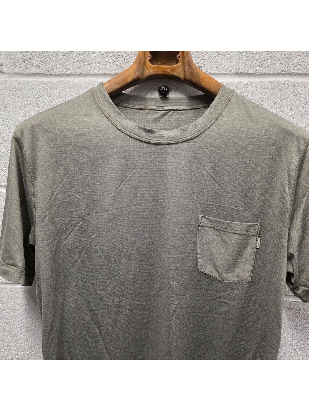 Vuori Men’s Short Sleeve Pocket T-Shirt Top 21x30 Tee M medium Beige